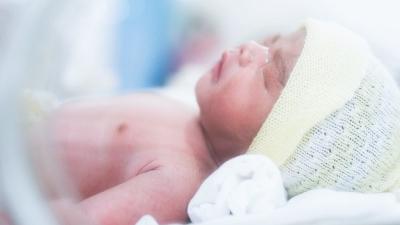 Holčička si ponese doživotní následky. Zdroj: Shutterstock.com.