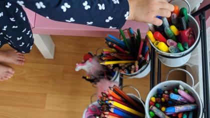 DIY: Vytvořte dětem do pokojíčku praktický stojan na psací potřeby