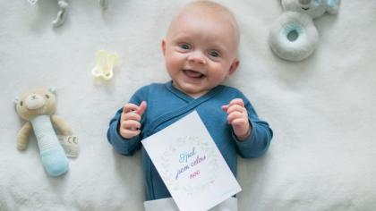 Stáhněte si milníkové kartičky a zachyťte důležité okamžiky svého miminka