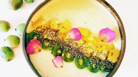 Krupicová kaše s mango lassi