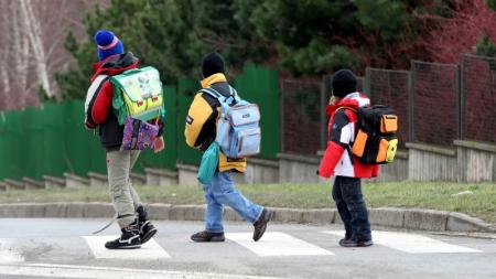 Muž lákal chlapce do auta. Vysvětlujte dětem, jak se chovat v případě ohrožení