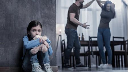 Domácí násilí: Soud chce vyšší tresty, pokud k němu dochází před dětmi