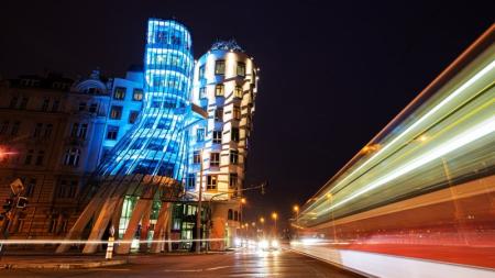 Tančící dům a Petřínská rozhledna zářily modře na počest práv dětí