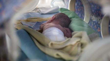 Světový den předčasně narozených dětí: Proč budou dominanty ČR zářit purpurovou barvou?
