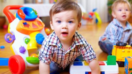 Dvouleťáků ve školkách přibývá, někteří předškoláci naopak nechodí vůbec