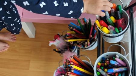 DIY: Vytvořte dětem do pokojíčku praktický stojan na psací potřeby