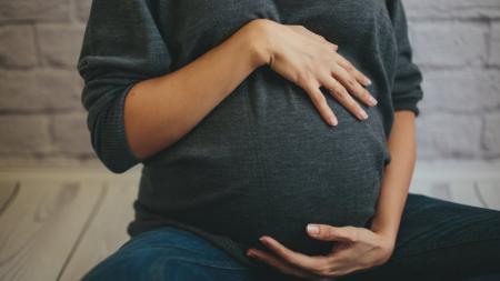Legální prodej dětí. Matky vymyslely způsob, jak zajistit sebe i dítě