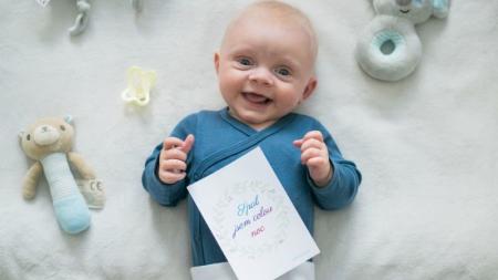 Stáhněte si milníkové kartičky a zachyťte důležité okamžiky svého miminka