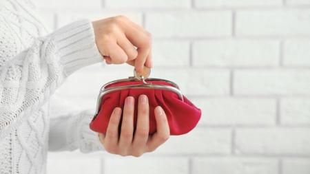 Rodiče zaplatí tisíce za pomůcky a školní aktivity. Někteří si půjčují