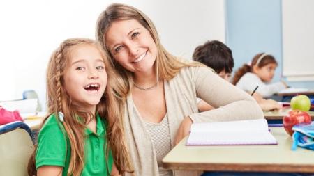 Novinky ve školství: Omezení asistentů a méně kontrol v pedagogických poradnách