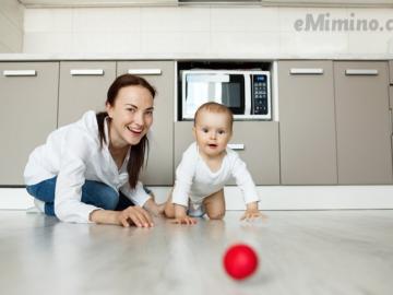 Vývoj miminka 9 měsíců: Nejdřív lézt, pak chodit