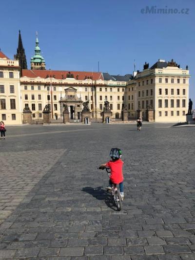 Před liduprázdným pražským hradem.