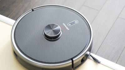 Robotický vysavač Concept bez problémů přejede prahy a překážky až do výšky 1,8 cm.