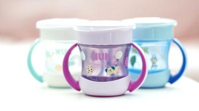NUK Mini Magic Cup s ergonomicky tvarovanými držátky ideální pro držení malými prstíky.