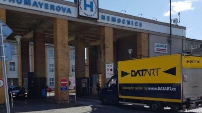 Pračky a sušičky putovaly do nemocnic, domovů pro seniory a dalších organizací. Zdroj: Facebook Data