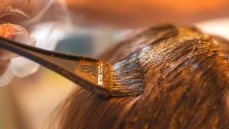 Škodí v těhotenství barvení vlasů a lakování nehtů?