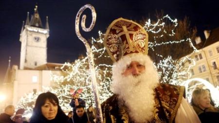 Městem chodí Mikuláš: Odkud se vzala mikulášská tradice a jak ji slaví v jiných zemích?