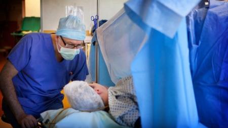 Děti narozené císařským řezem mají ve střevech jiné bakterie, říkají britští vědci