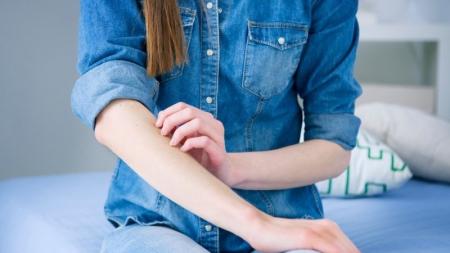 Svědění pokožky může způsobit i nedostatečné máchání prádla, míní dermatologové