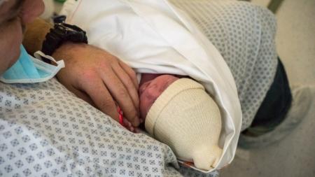 Miminko lékaři operovali ještě v děloze. Zachránili mu tím život