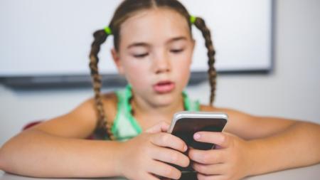 Zákaz používání mobilů ve školách je podle české školní inspekce zásah do práv dětí