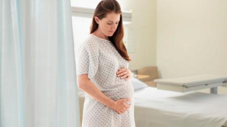 Koronavirus v těhotenství a po porodu: Rizika nákazy dítěte jsou nízká, říká lékařka, které se můžete ptát i vy