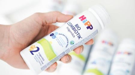 Tátové, už také můžete krmit. S HiPP BIO Combiotik® tekutou mléčnou výživou