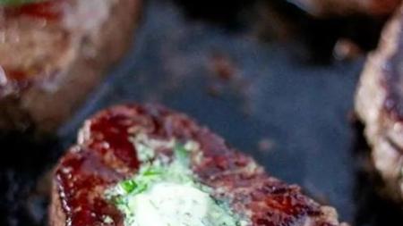 Sous vide steak s česnekovo-bylinkovým máslem