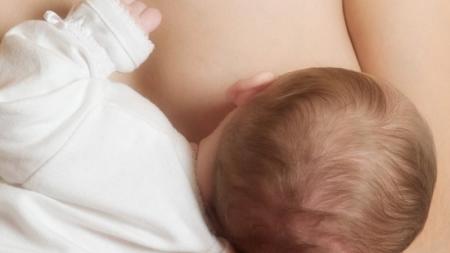 Porodní asistentka radí: Pomůžou homeopatika s problémy při kojení?