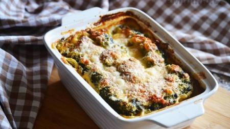 Zapečené brambory s brokolicí a sýrem - vegetariánský recept