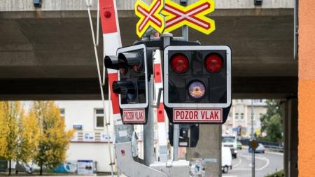 Učitelky převáděly děti přes přejezd na červenou. V místě projíždějí i rychlíky