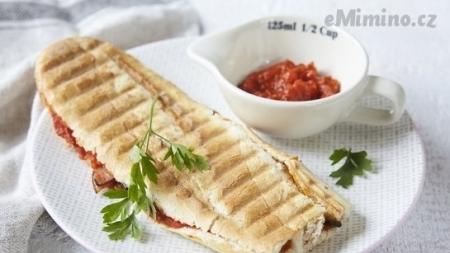 Panini se slaninou, grilovaným lilkem a Ajvarem