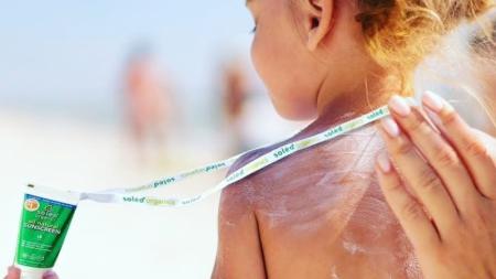 Nespalte se! Je bezpečné sáhnout po přírodním opalovacím krému?