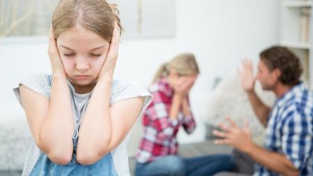 Domácí karanténa ovlivňuje psychiku dětí. Ty se častěji obrací na Linku bezpečí