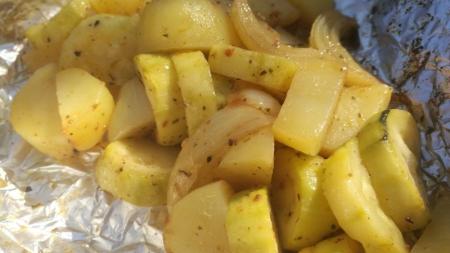Brambory s cuketou z grilu