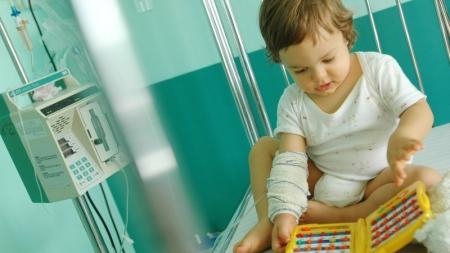 Nemocnice nechtějí pouštět rodiče k hospitalizovaným dětem