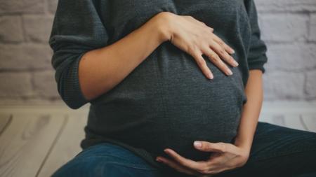 Koronavirus v těhotenství: Rizika jsou jako u běžné chřipky, míní gynekolog