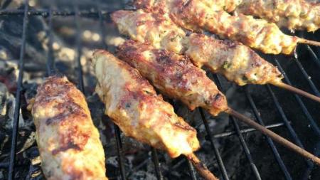 Grilovaný kebab s medvědím česnekem