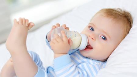 Kojenecké mléko, které zajistí dítěti příjem živin i dalších důležitých látek