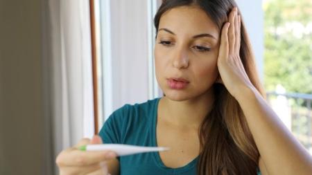 8 mýtů o koronaviru. Jaká jsou skutečná fakta?