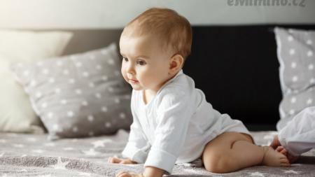Miminko 8 měsíců: Klubou se první zoubky