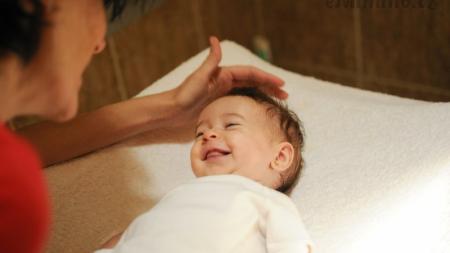 Miminko 4. týden po porodu: První úsměv