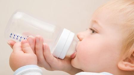 Jak vybrat umělé mléko? Chtějte takové, které připomíná mateřské