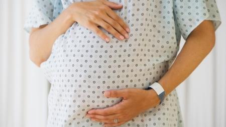 Zákaz otce u porodu: Podle ombudsmana je to v pořádku, rodiče se bouří