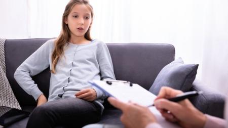 Stále více dětí potřebuje psychiatra. Odborníků je nedostatek