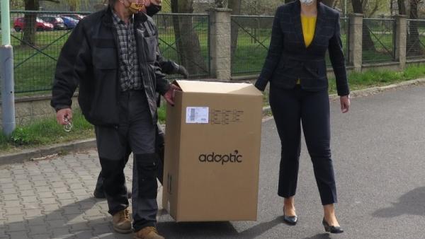 Předání židlí se zúčastnila i starostka České Lípy Jitka Volfová. Zdroj: Adaptic Innovation.