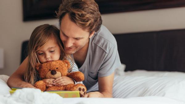 Čtení před spaním dítě pošle rychle dítě do říše snů. Zdroj: Canva