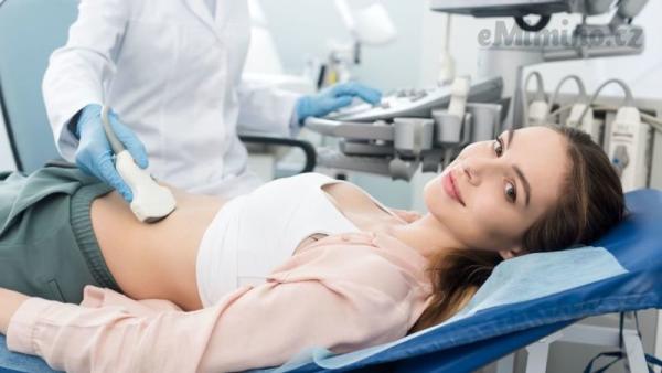 Žena na ultrazvuku u svého ošetřujícího lékaře.