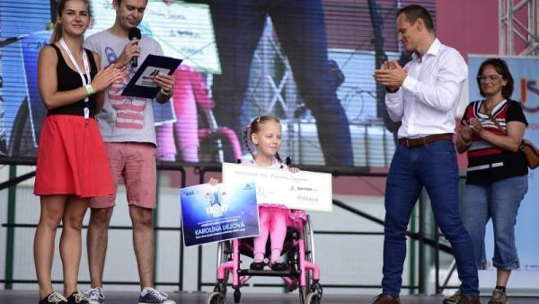 Karolínka je i přes svůj hendikap neuvěřitelně aktivní. Zdroj: Daniela Seidlová.