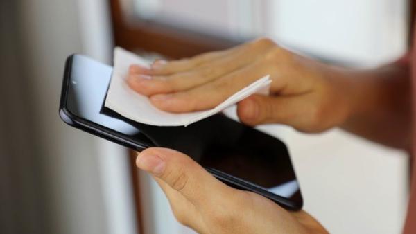Na mobilu se drží spousta bakterií i virů. Zdroj: Profimedia.cz.